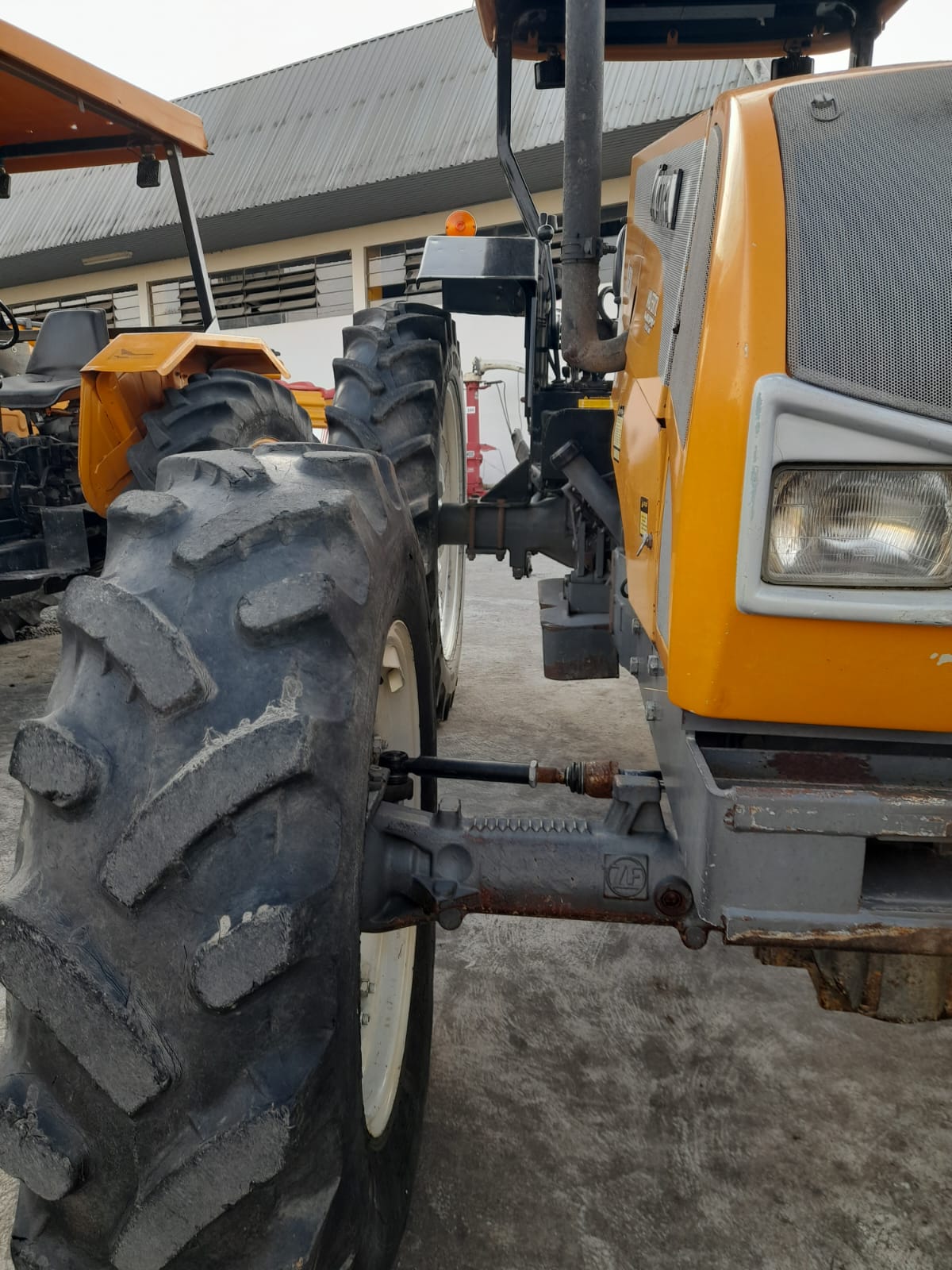 Trator A850 Plataformado