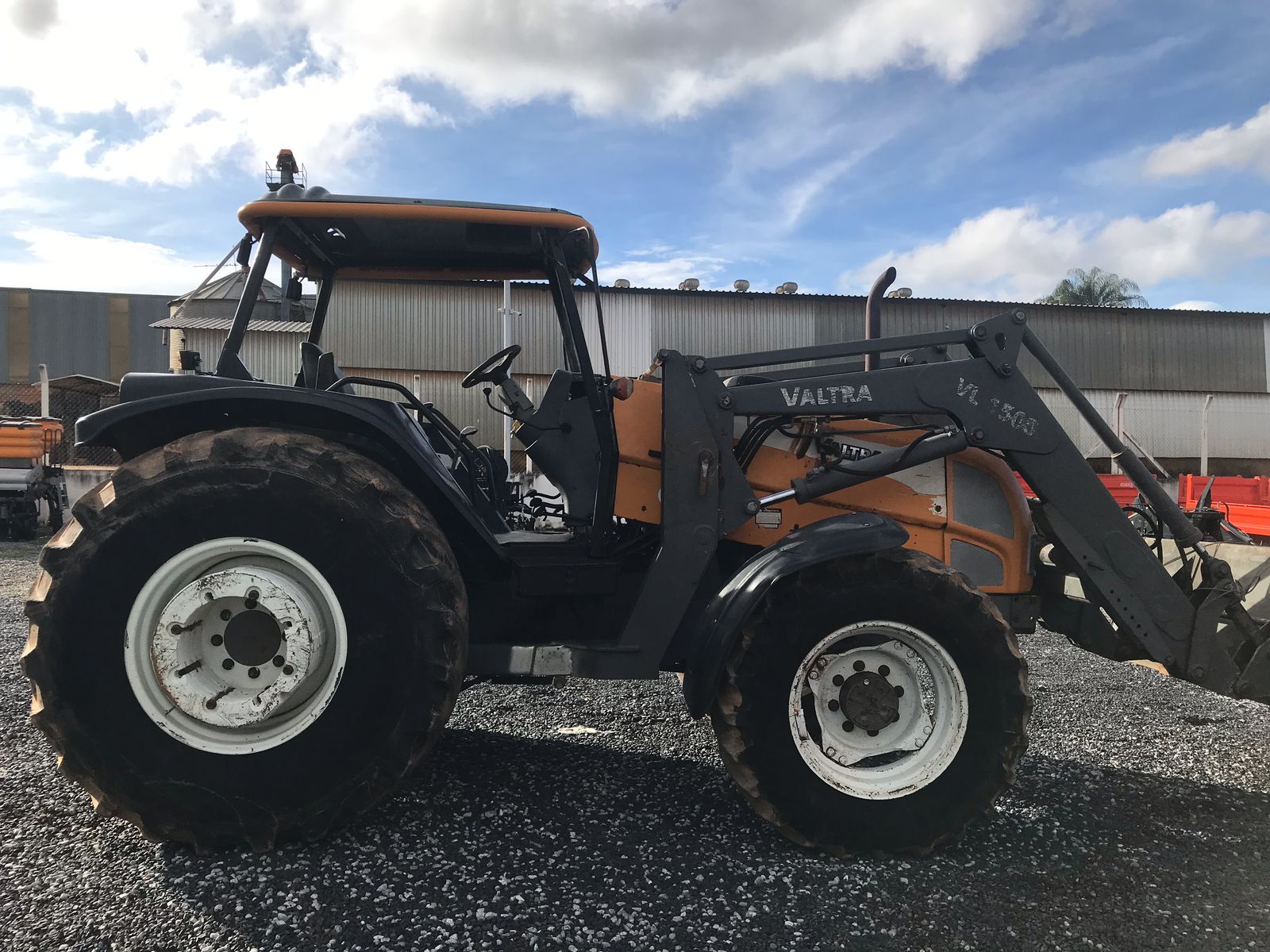 TRATOR VALTRA BM 125 PLATAFORMADO COM CONJUNTO FRONTAL