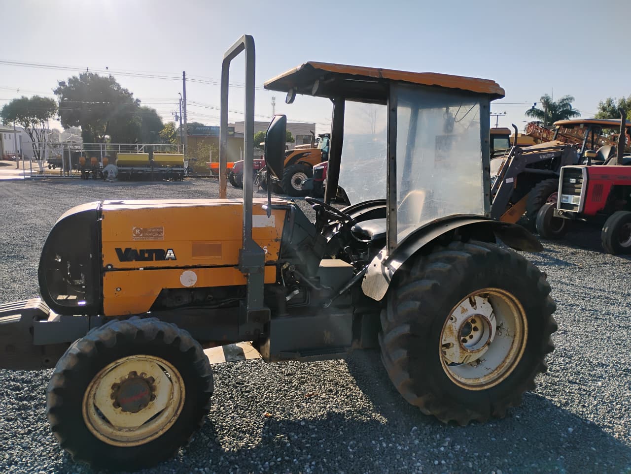 TRATOR VALTRA BF 75 PLATAFORMADO