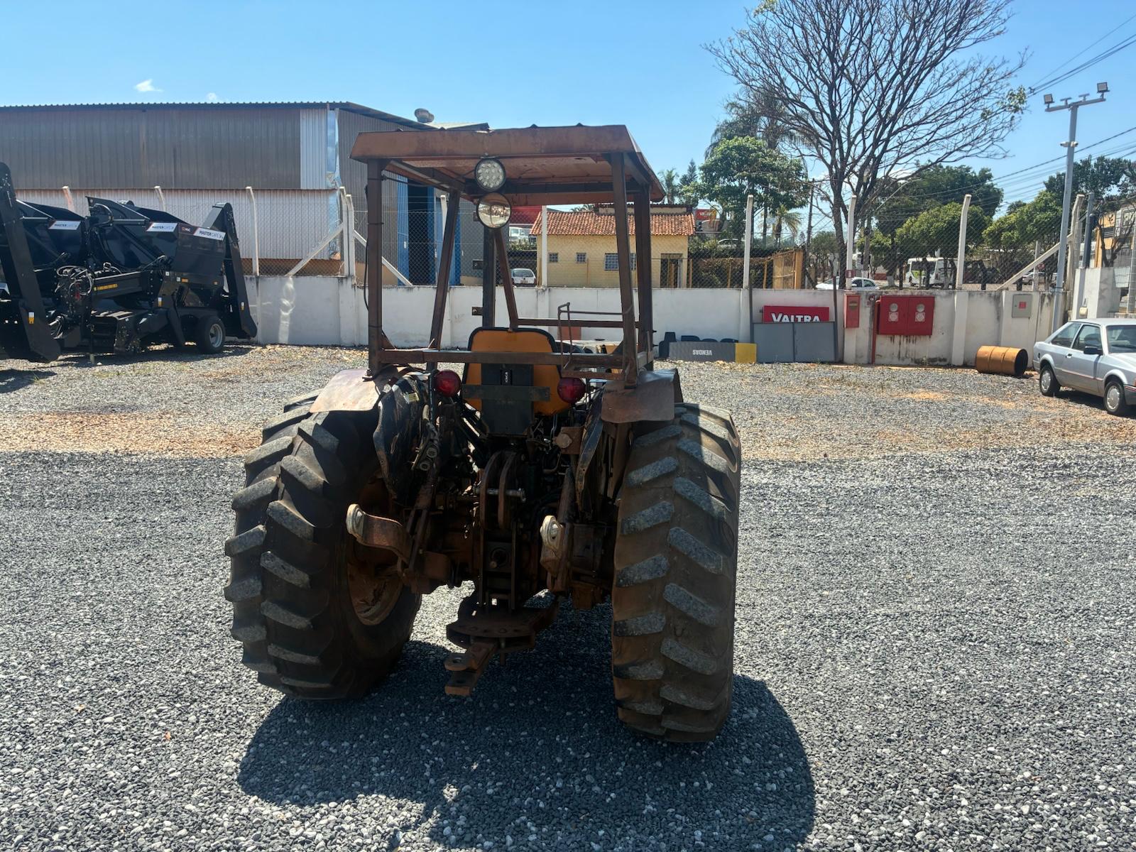 TRATOR VALTRA BF 75 PLATAFORMADO