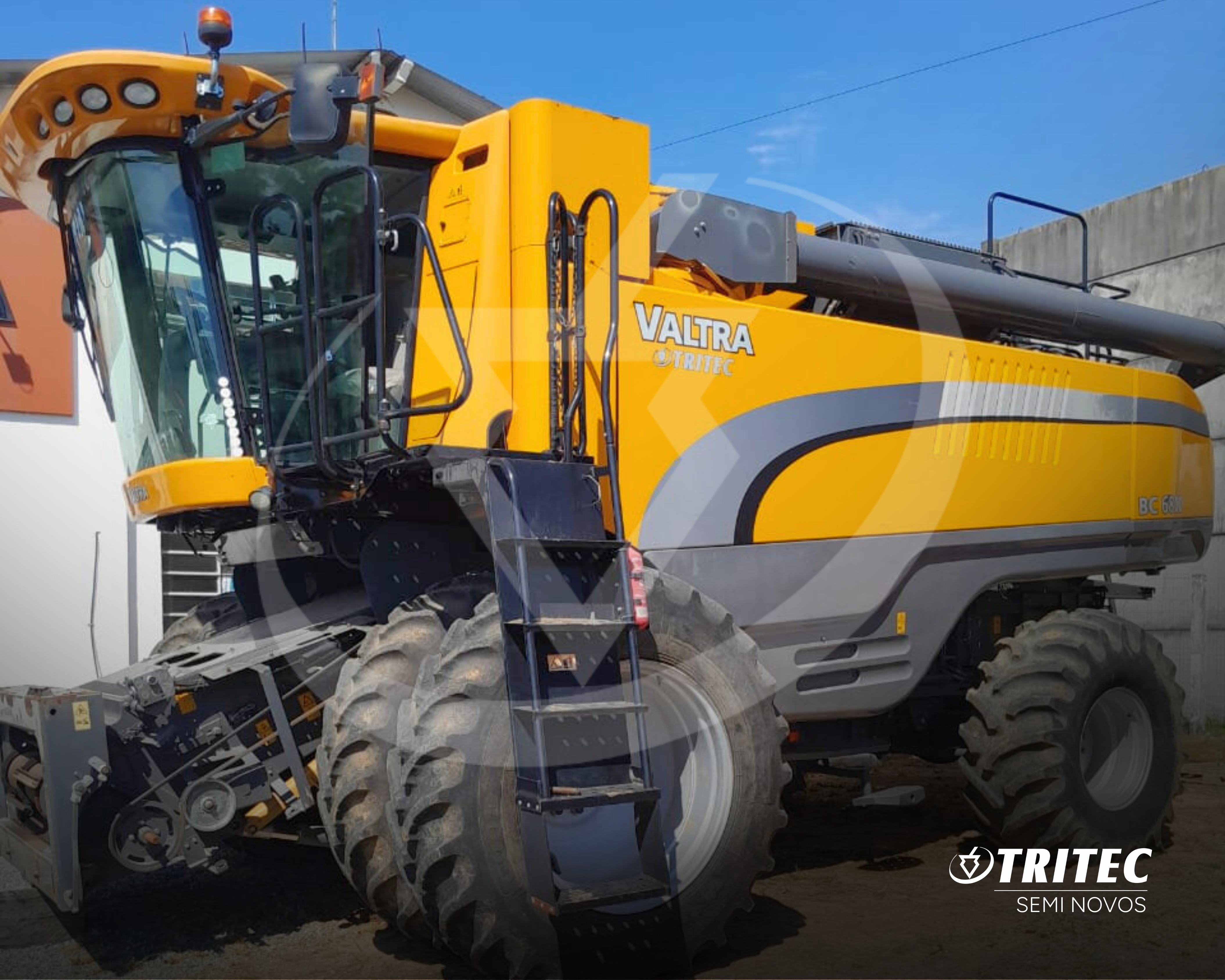 COLHEITADEIRA BC6800 COM PLATAFORMA DRAPER 35 PÉS