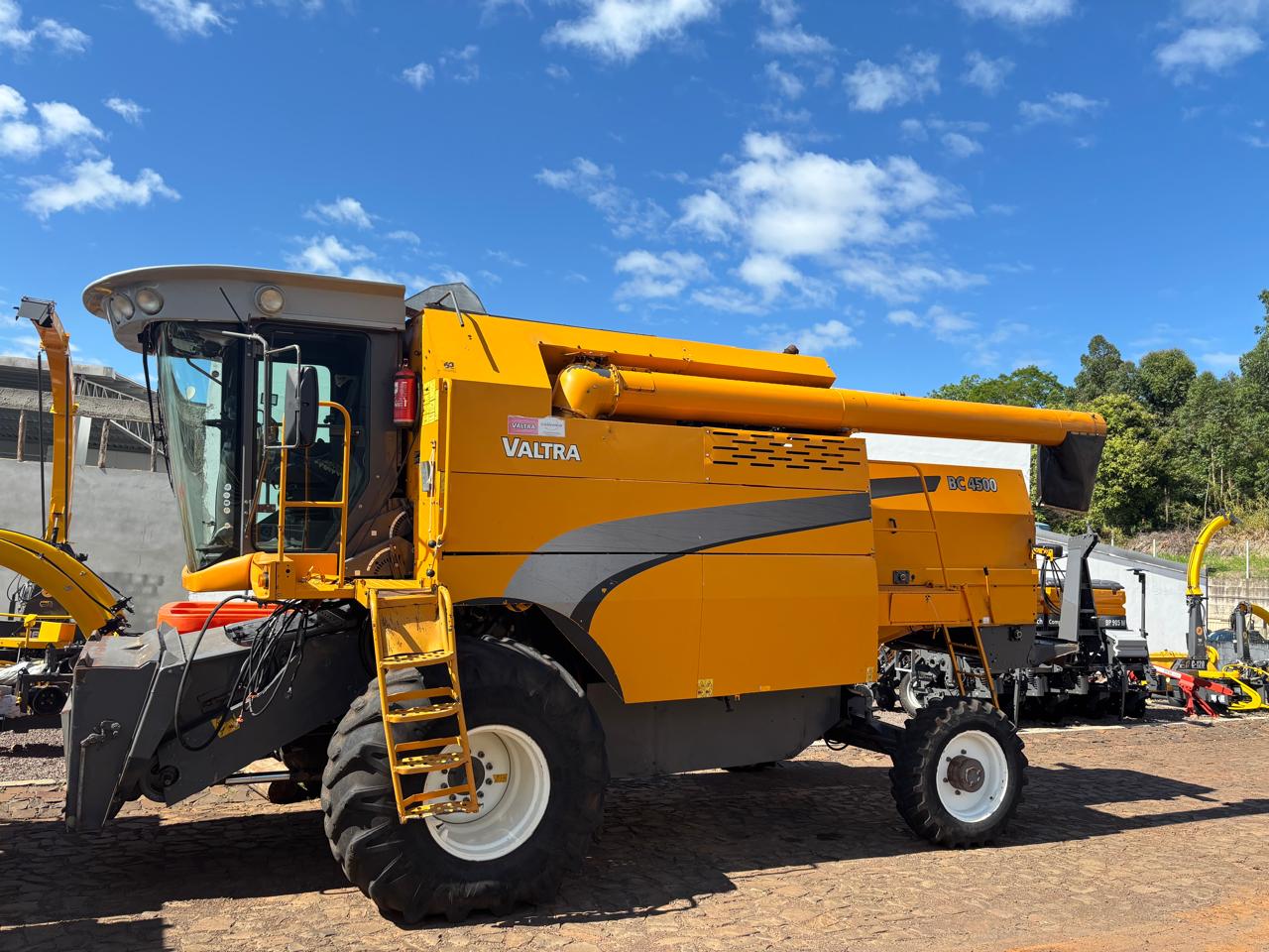 Colheitadeira Valtra BC4500 4x4 com Plataforma 18 pés.
