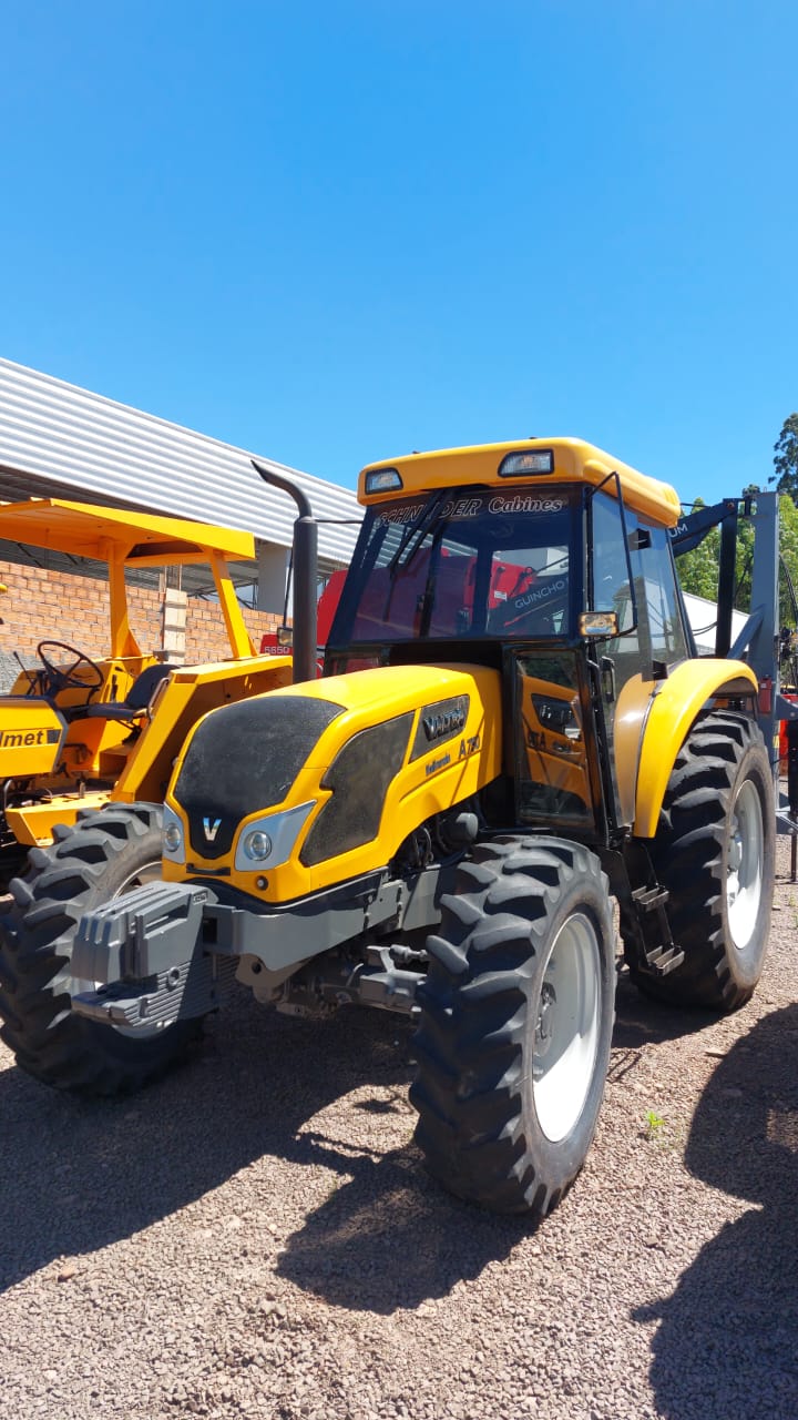 Trator Valtra A750 Cabine Schneider ano 2015.