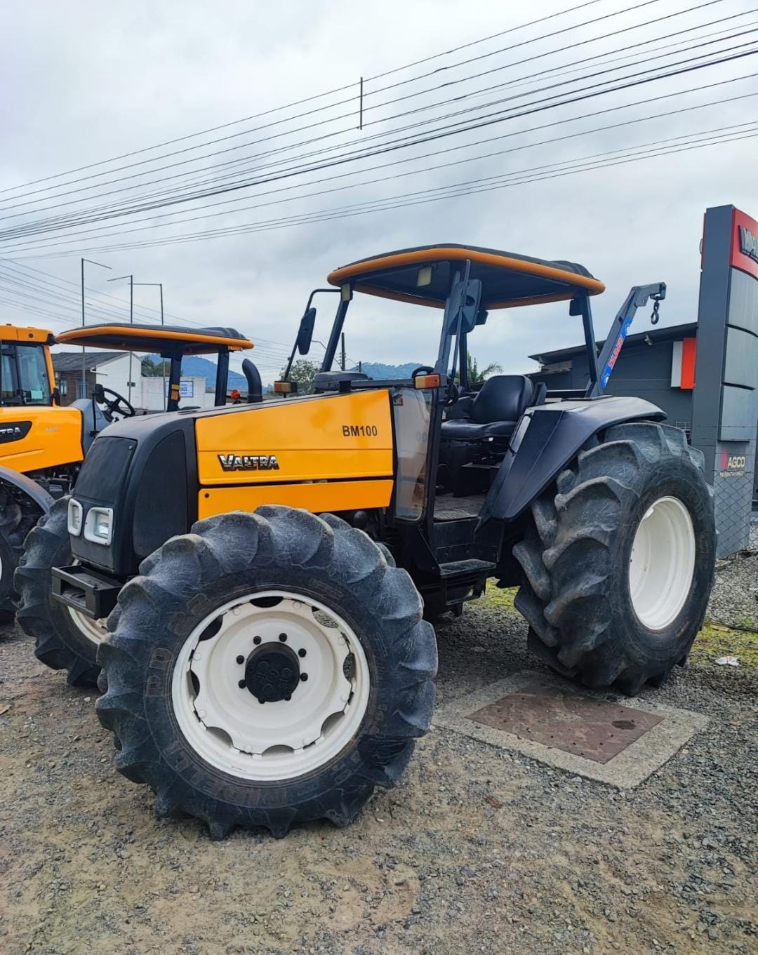 Trator Valtra BM 100, 4x4, ano 2004