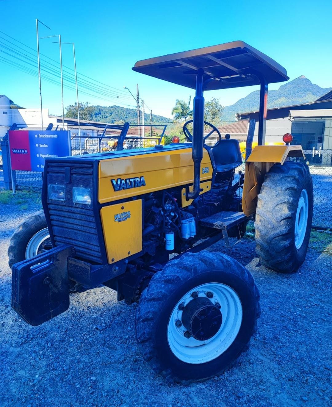 Trator Valtra 585, 4x4 ano 2009