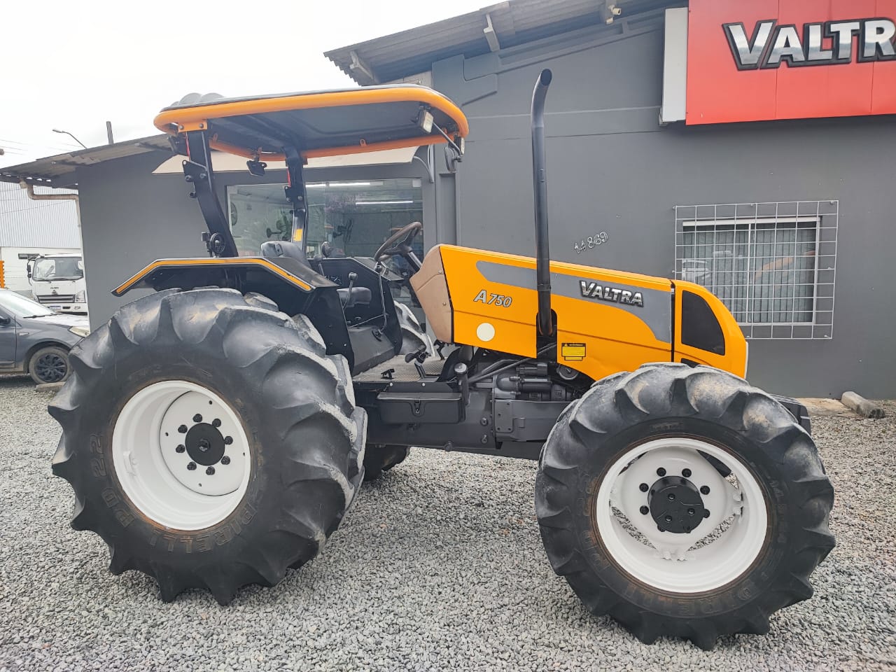 Trator Valtra A750, plataformado, 4x4, ano 2013