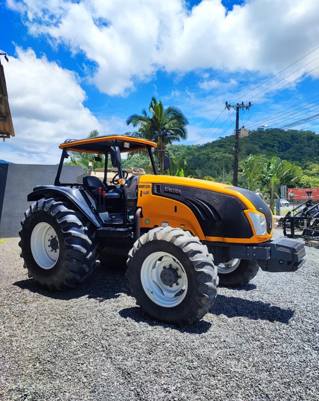 Trator Valtra, BM 125i, 4x4, ano 2015