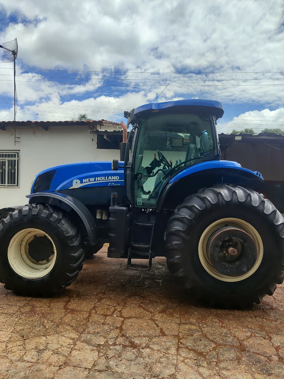 TRATOR N. H. T 7 (182 CV) - CABINADO - FROTA 745