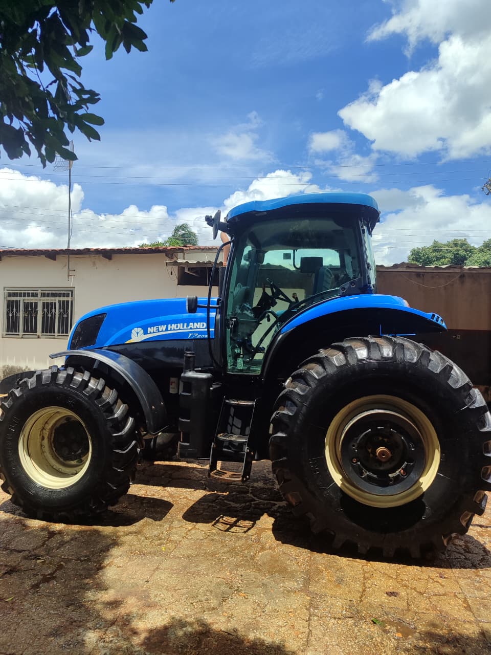 TRATOR N. H. T 7 (182 CV) - CABINADO - FROTA 747