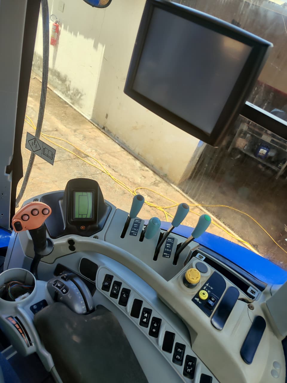 TRATOR N. H. T 7 (182 CV) - CABINADO - FROTA 732