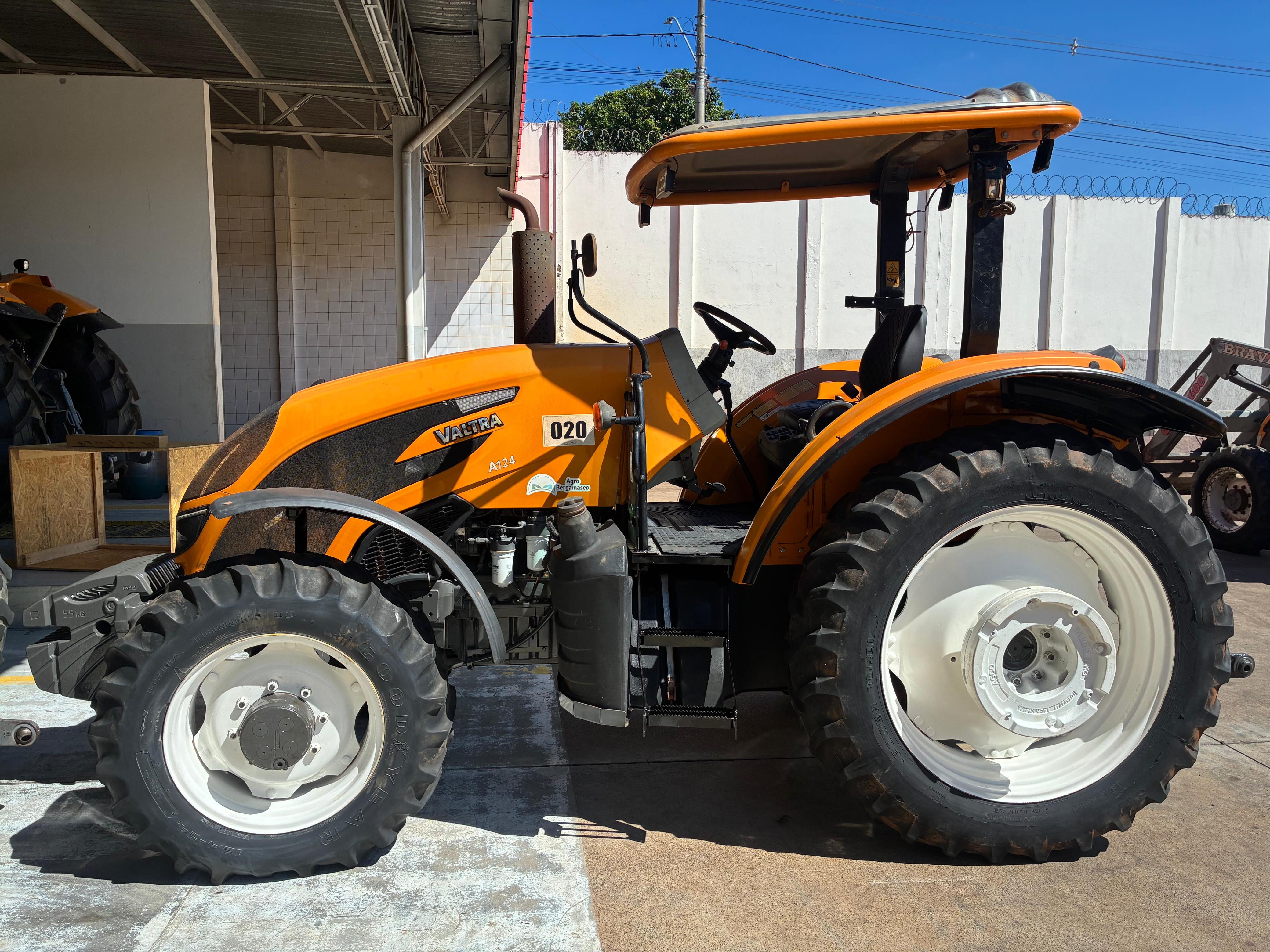 TRATOR AGRICOLA  A124L 4X4 PLATAFORMADO