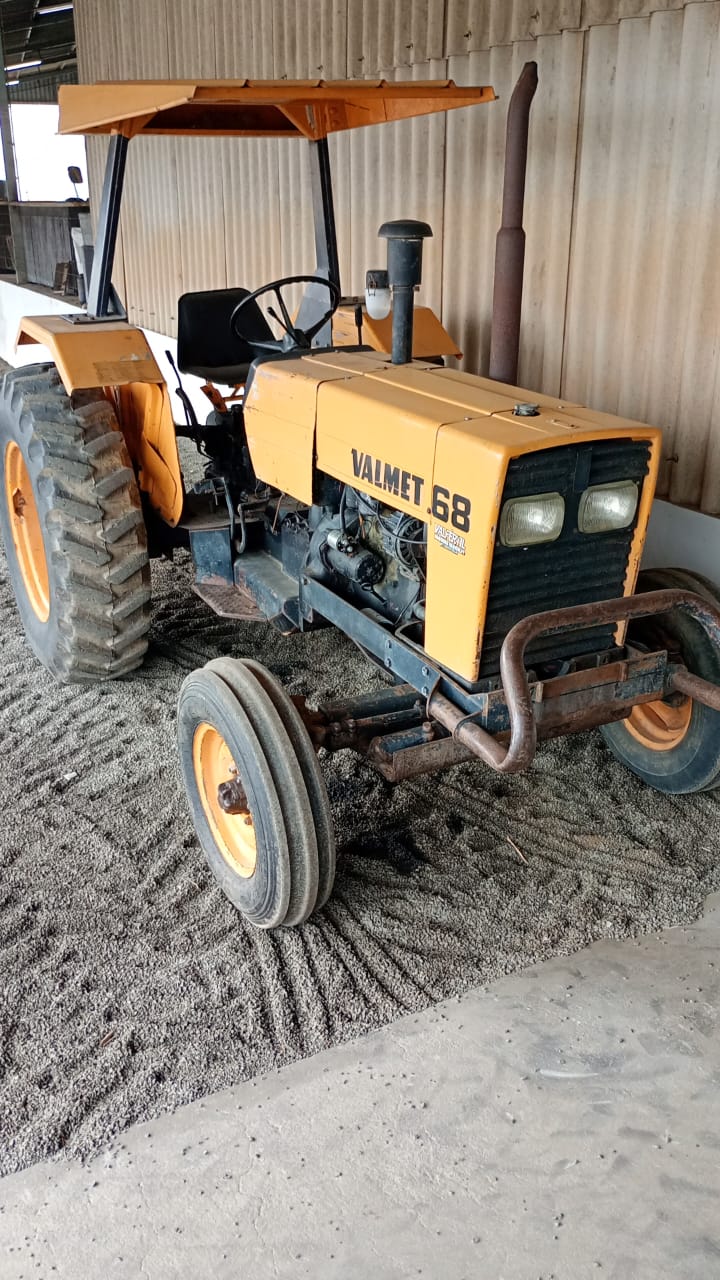 Trator Valmet 68 4x2 ano 1986