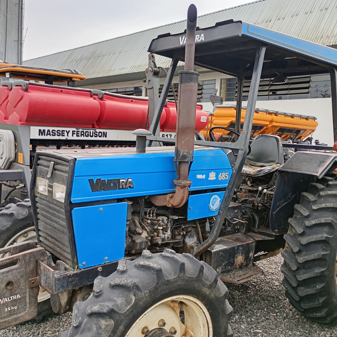 Trator Valtra 685 4x4 ano 2001