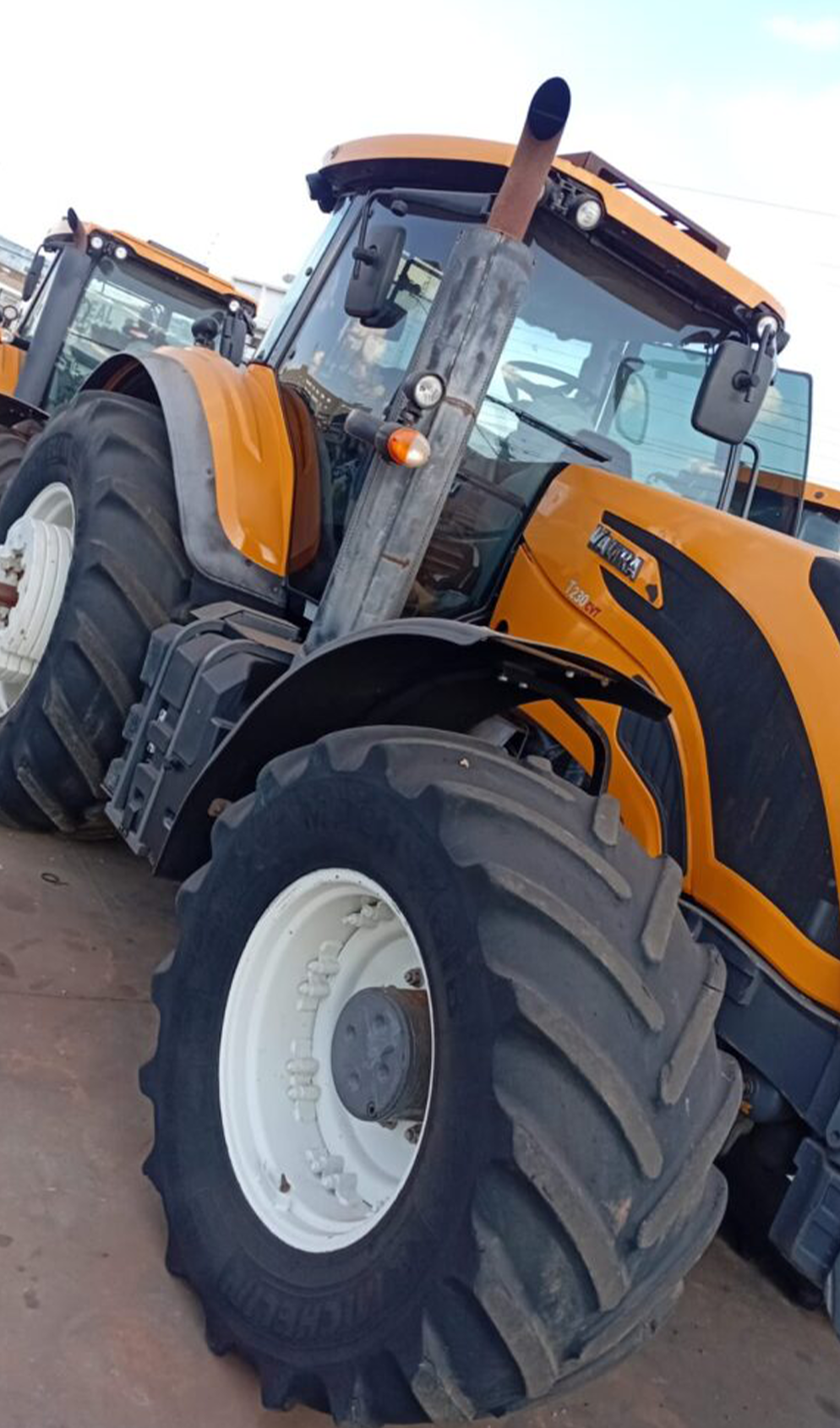 Trator Valtra T230 CVT