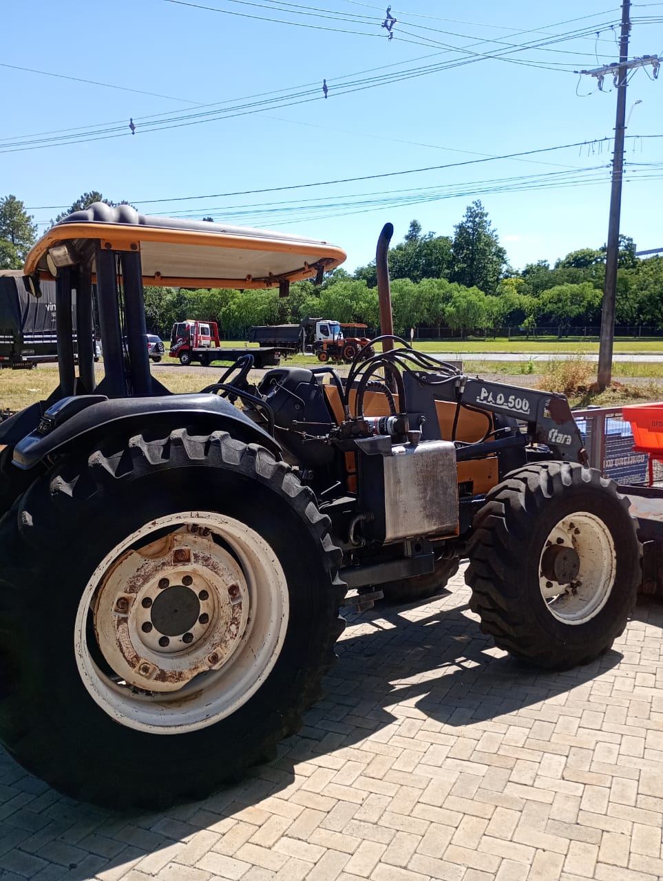 Trator Valtra 800 Plataformado ano 2008 com conjunto frontal Stara PAD 500 com comando e bomba independende