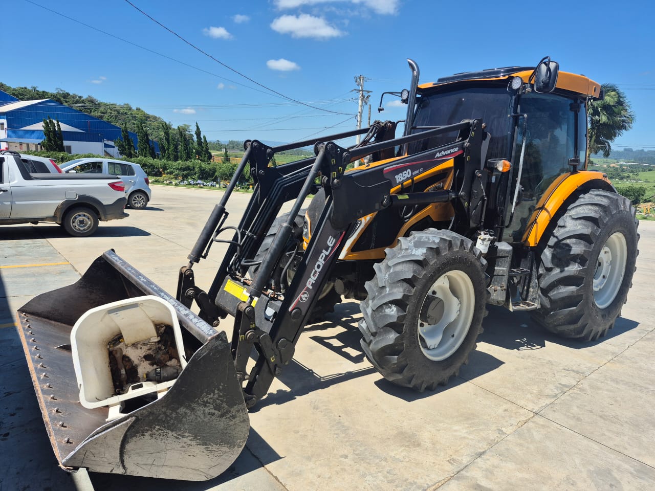 Trator Valtra A124L Cabinado, c/ reversor eletro-hidráulico, ano 2020