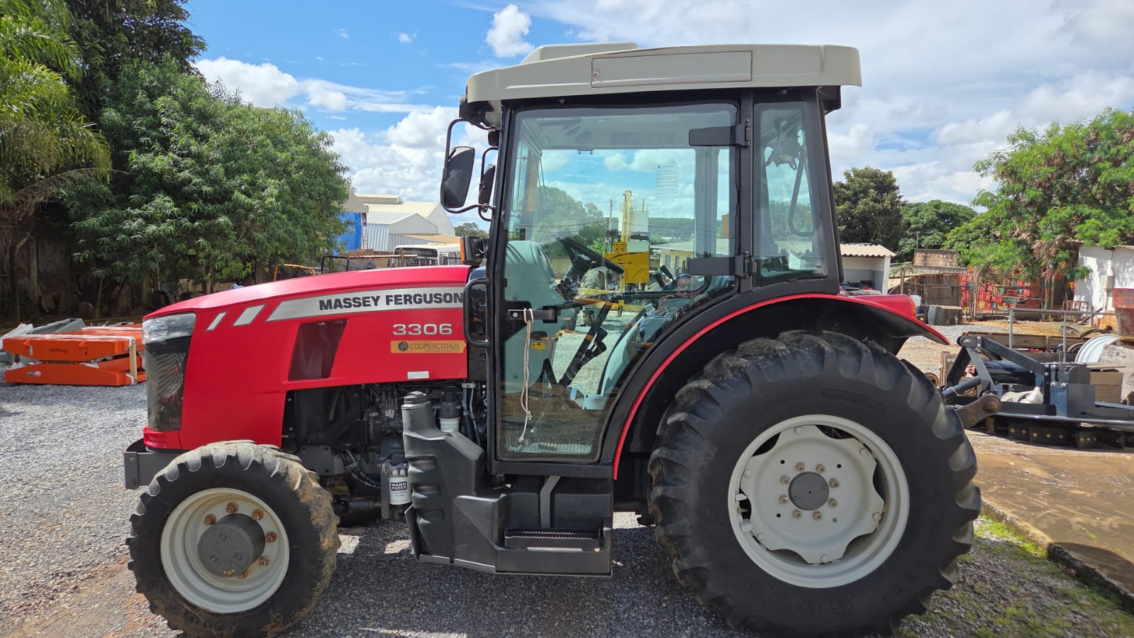 TRATOR MF 3306 4X4 - CABINADO