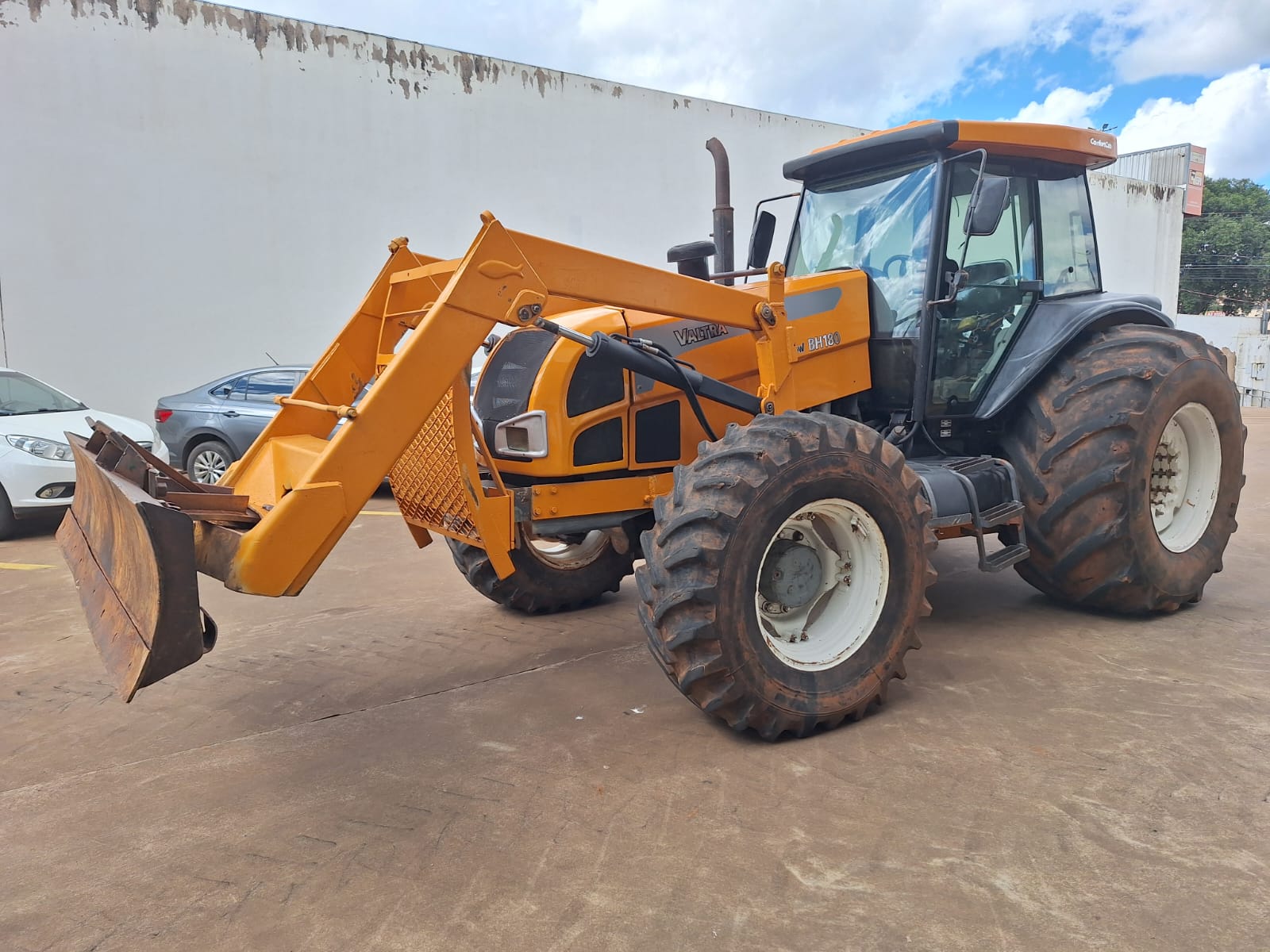 TRATOR VALTRA BH 180 HIFLOW - CABINADO