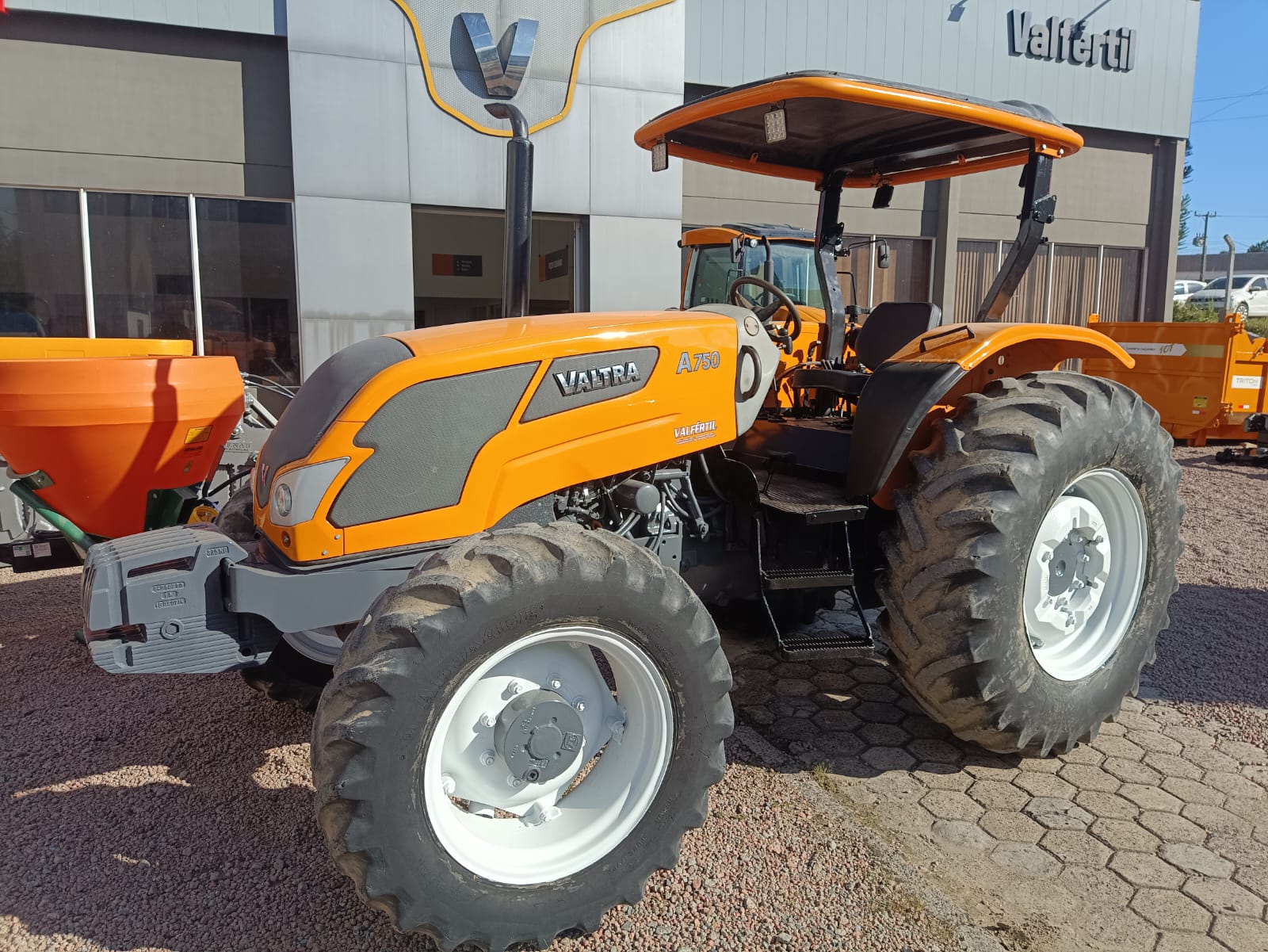 Trator Valtra A750 GII, 4x4, Plataformado.