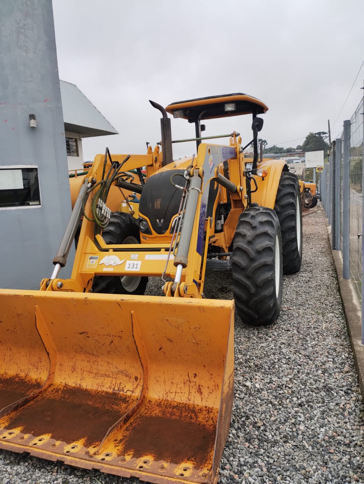 TRATOR VALTRA A104 4X4 PLATAFORMADO ANO DE FABRICAÇÃO 2019 (COM PLAINA TATU COM CONCHA)