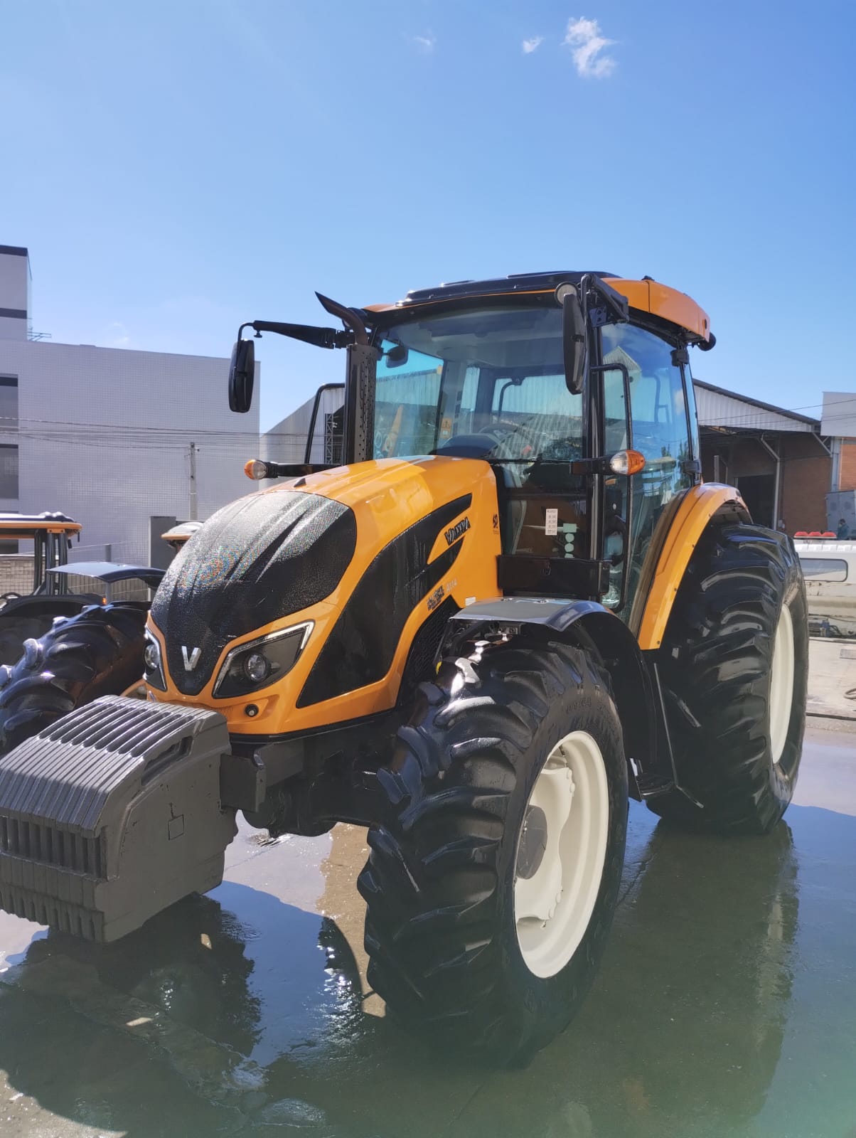 TRATOR VALTRA A114  4X4 CABINADO, USADO, ANO DE FABRICAÇÃO 2020.