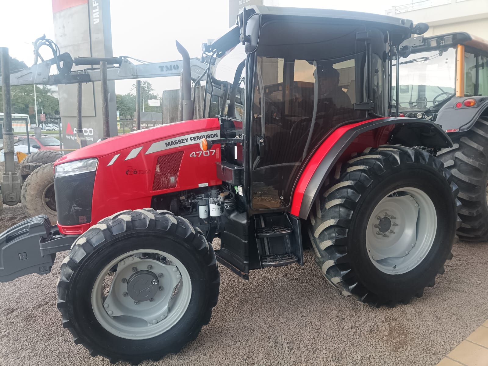 Trator Massey Ferguson 4707 Cabinado Eletro-HIdráulico