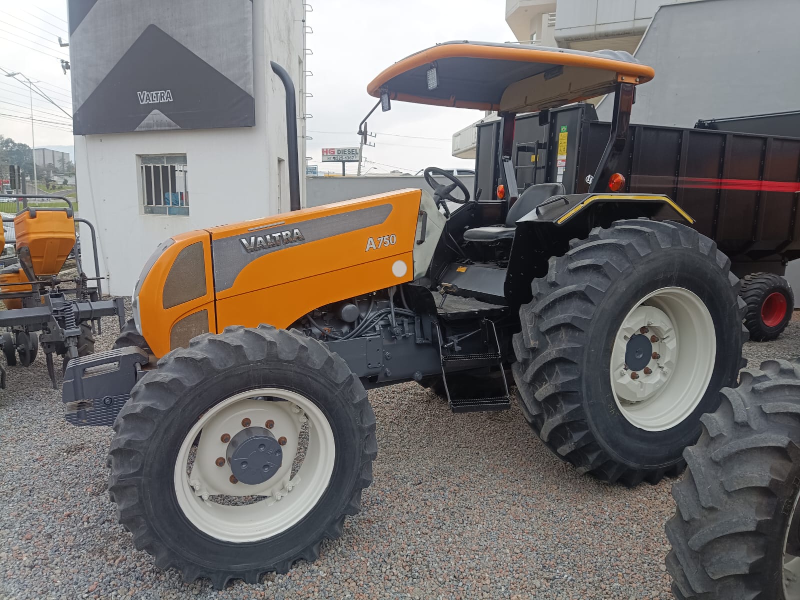 Trator Valtra A750 GI, 4x4, Plataformado.