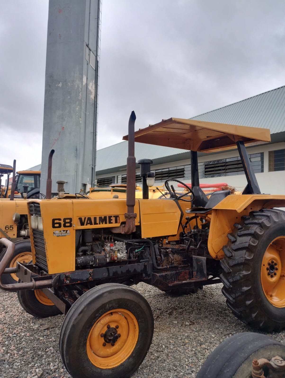 TRATOR VALMET 68 4X2 PLATAFORMADO, ANO DE FABRICAÇÃO 1986