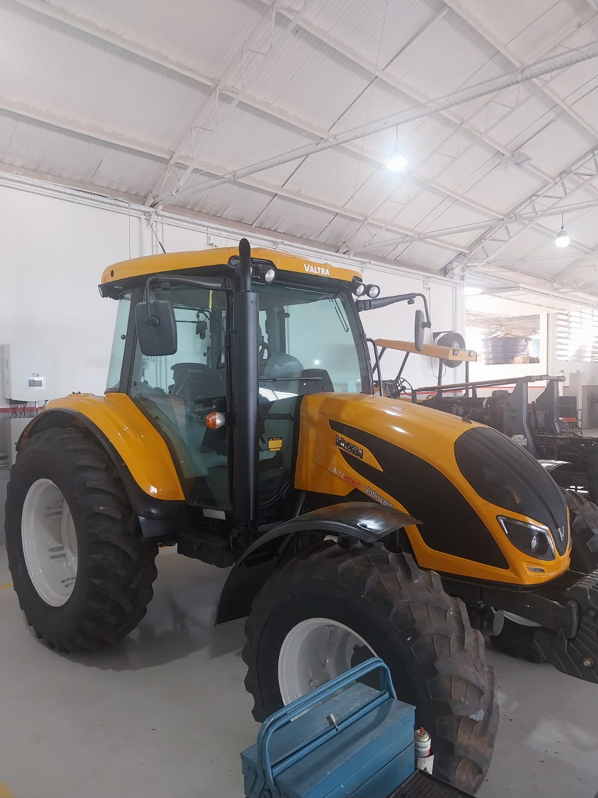 TRATOR VALTRA A114 HITECH CABINADO ANO 2017