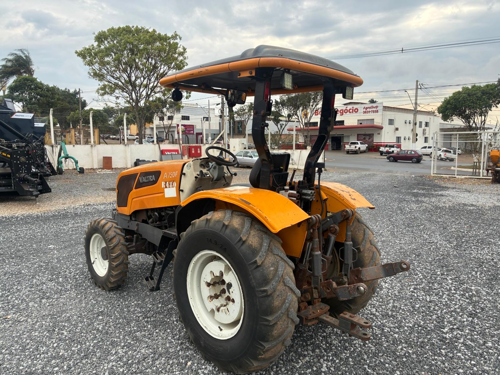 TRATOR VALTRA A 750F 4X4 - PLATAFORMADO - R480