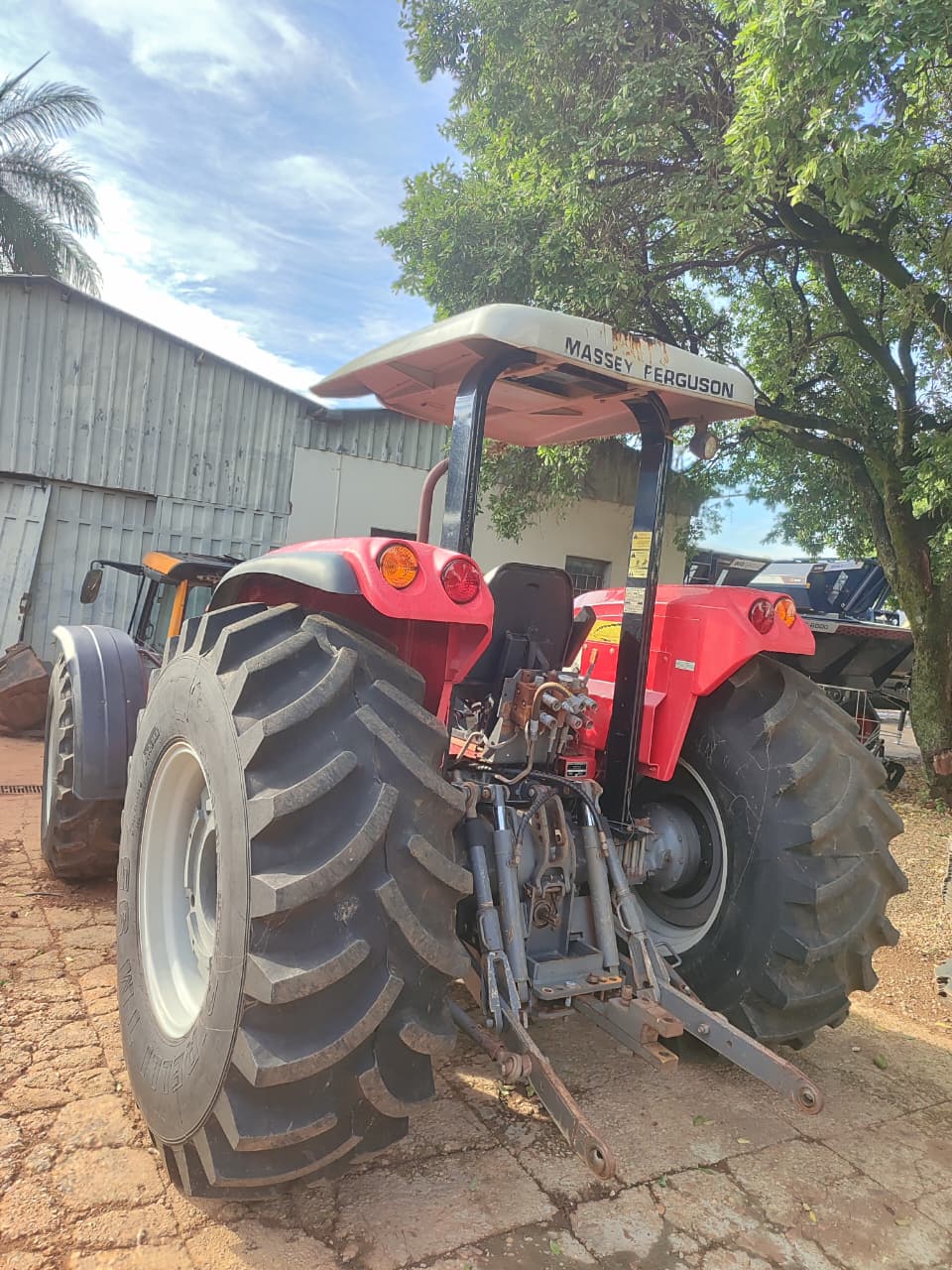 TRATOR M.F. 4297 4X4 - PLATAFORMADO