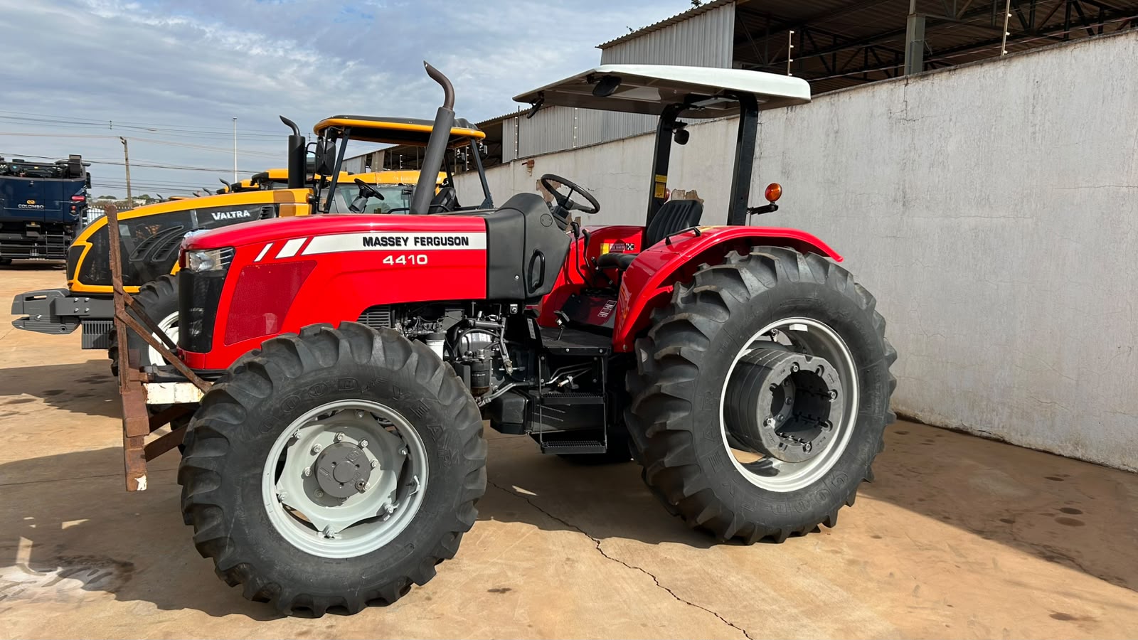 TRATOR M.F. 4410 4X4 - PLATAFORMADO