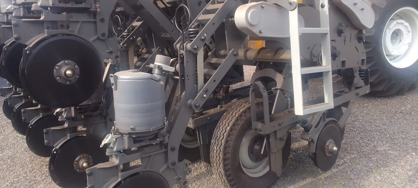 PLANTADEIRA VALTRA HITECH 9 LINHAS