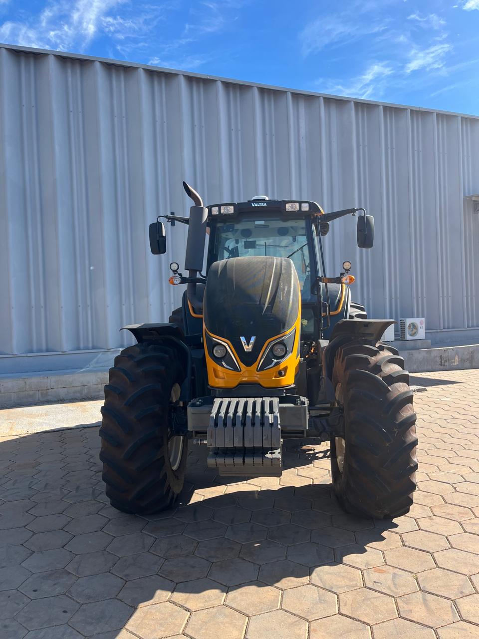 TRATOR - VALTRA - BH 194 HITECH CABINADO