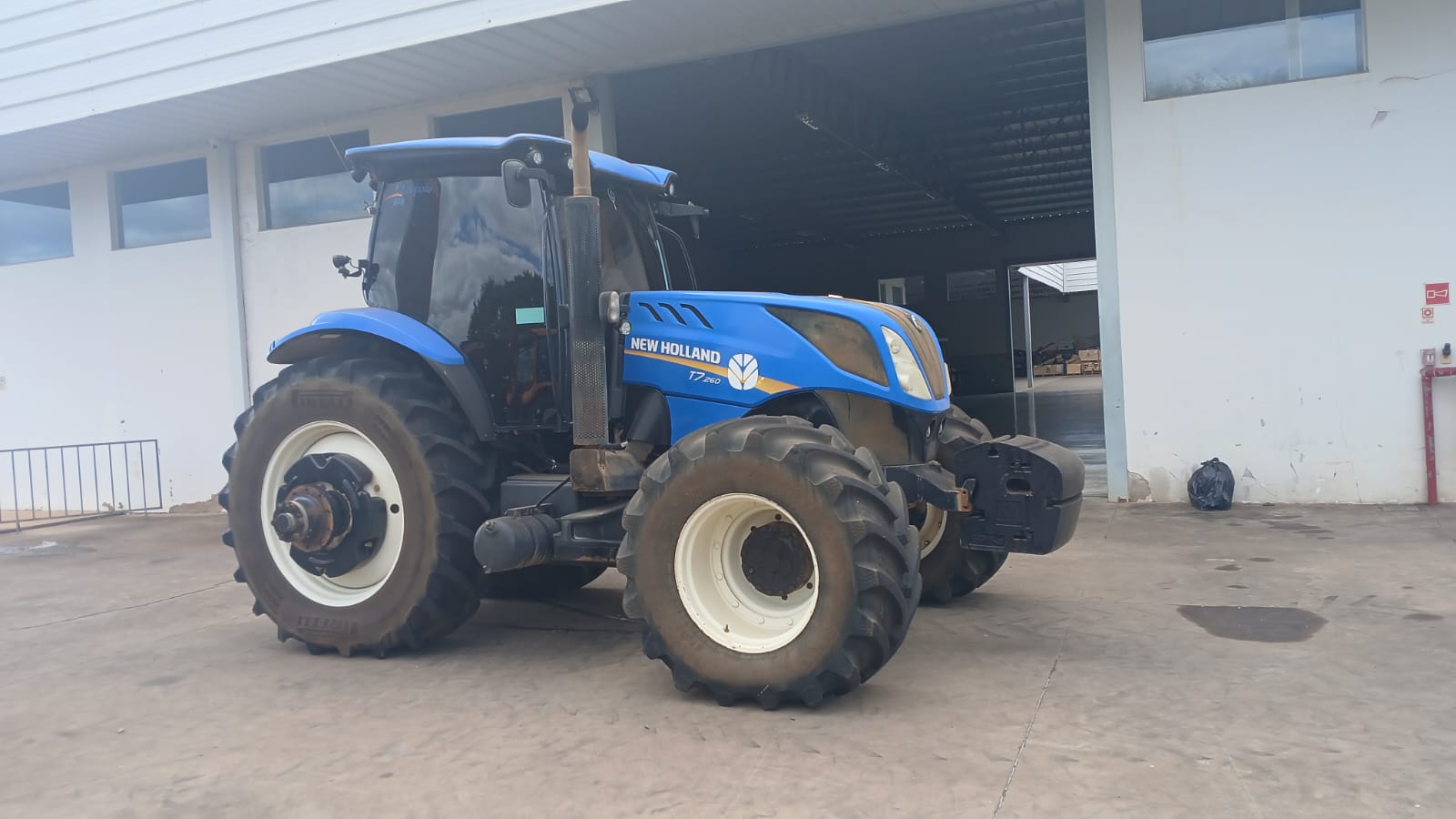 TRATOR N. H. T 7 260 (234 CV) CABINADO
