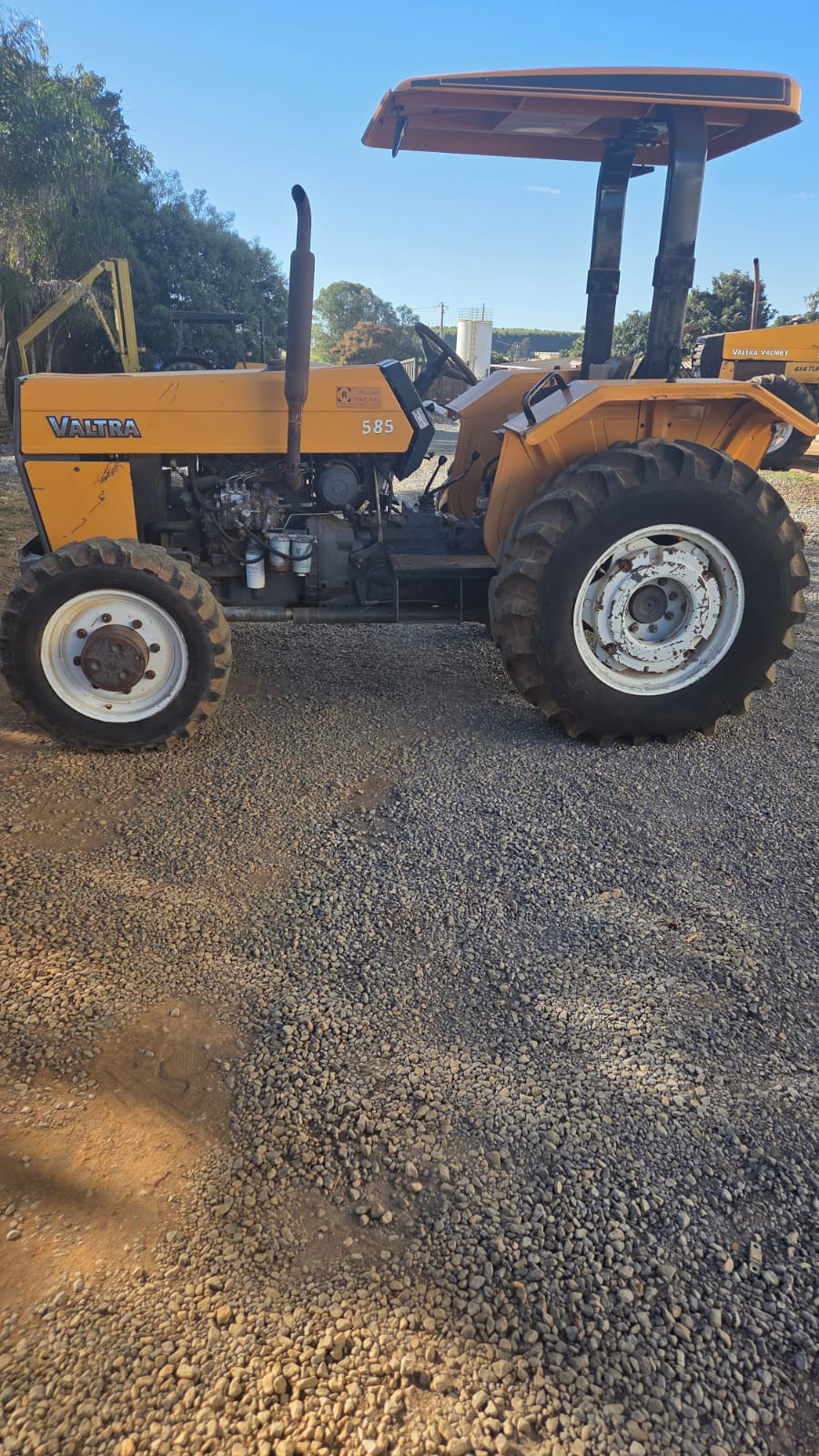 TRATOR VALMET 585 4X4 PLATAFORMADO