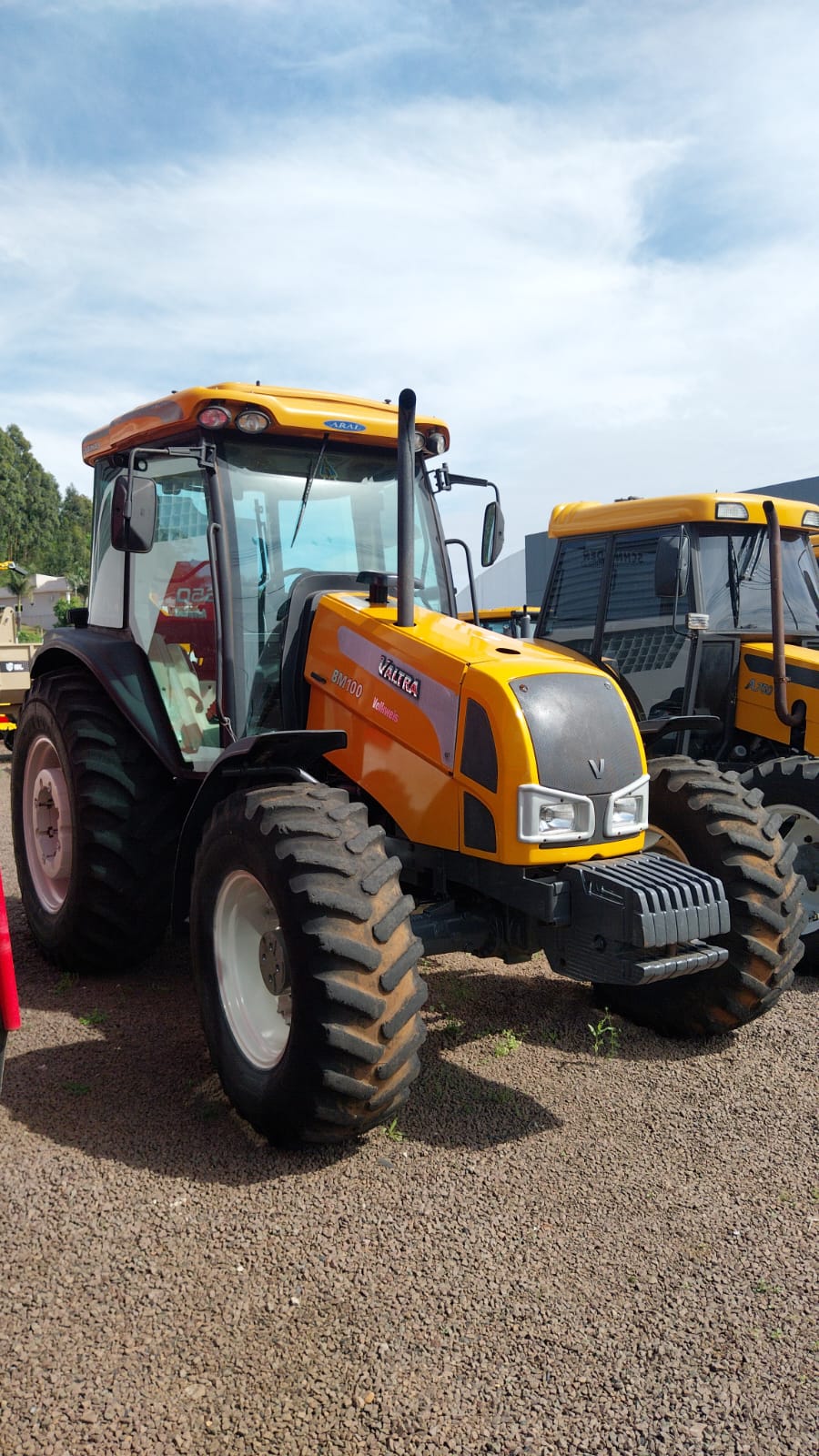 Trator Valtra BM100 Cabinado