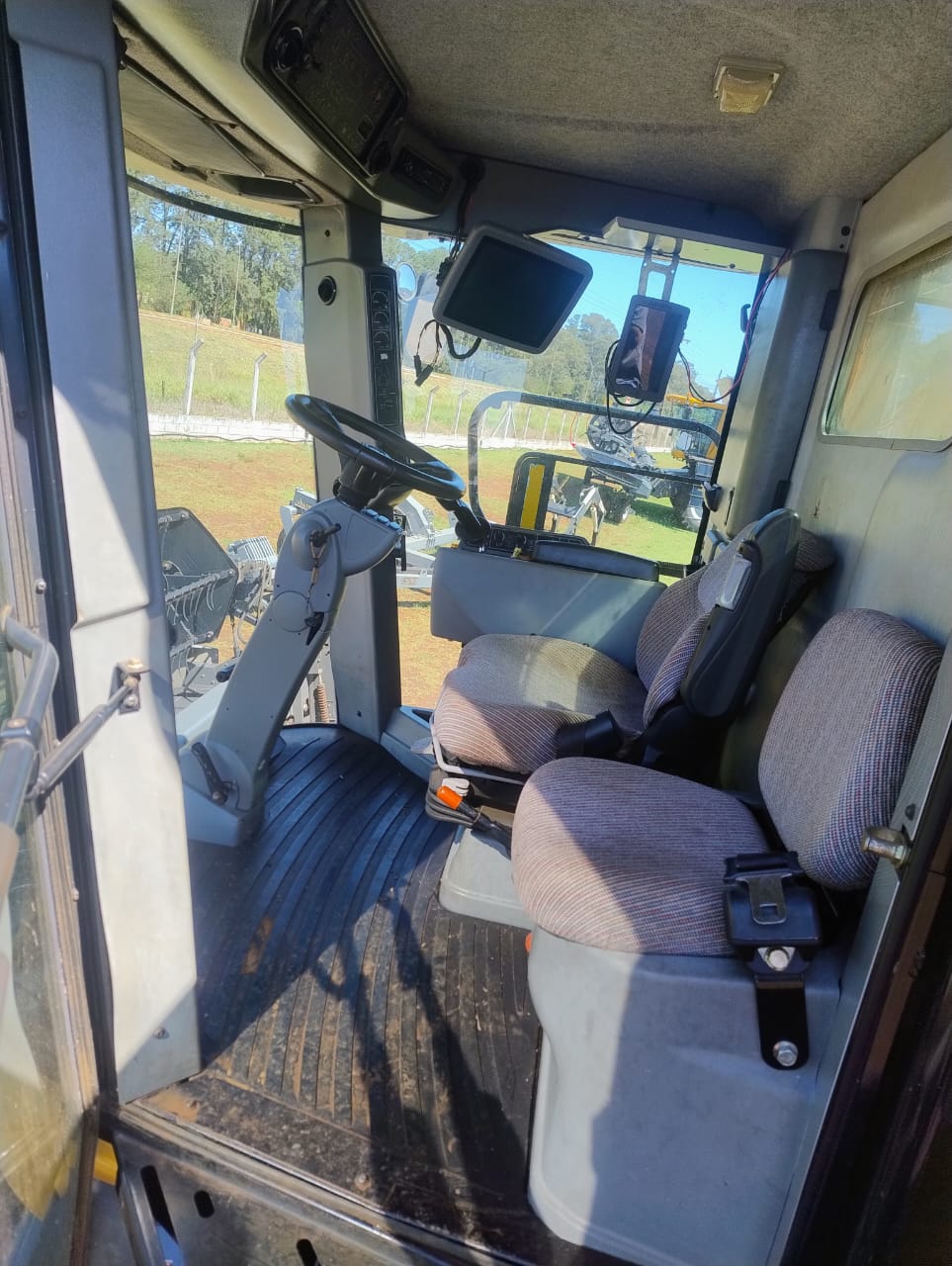 COLHEITADEIRA - VALTRA - BC7500 COM PLATAFORMA DRAPER 30 PÉS