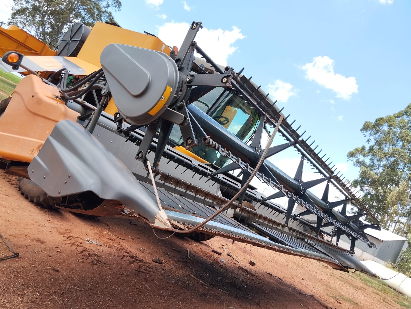 COLHEITADEIRA - VALTRA - BC6500 COM PLATAFORMA DRAPER 25 PÉS
