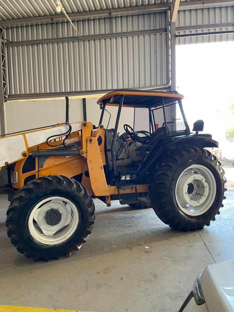 TRATOR VALTRA PCA