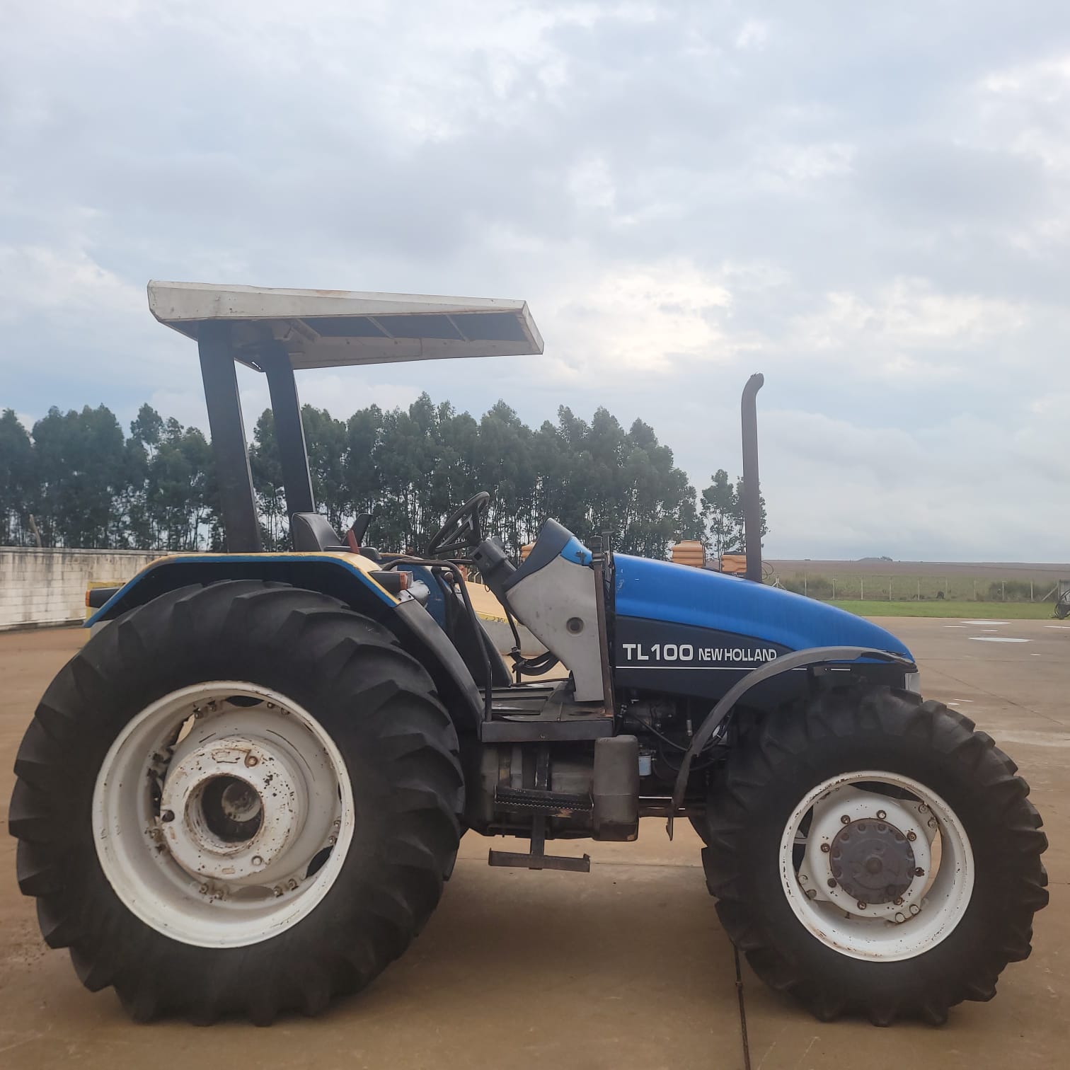 TRATOR NH modelo TL-100